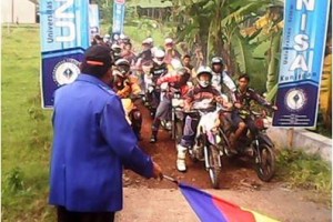 Ketua Yayasan Al-Ihya Kuningan, Drs. H. Djadjuli, M.Pd  saat melepas trail adventure.